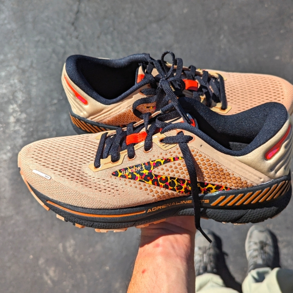 Wms Brooks adrenaline 22 wms Sz 10